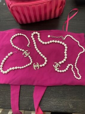 CHANEL White Faux Pearl CC Logo Necklace/ waist